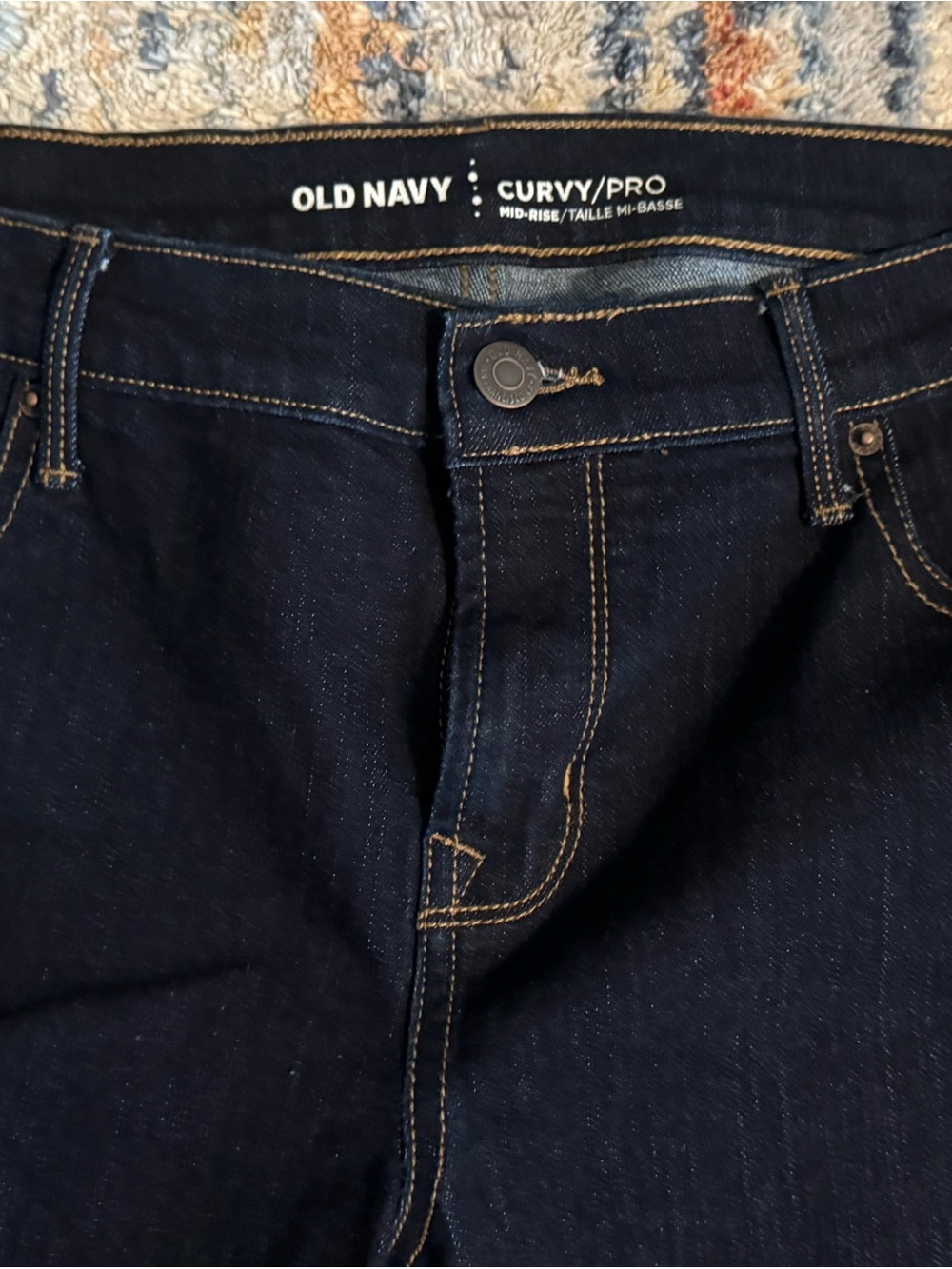 Old Navy Ladies Curvy Pro Mid-Rise Jeans in Dark Indigo with Contrast Stitching